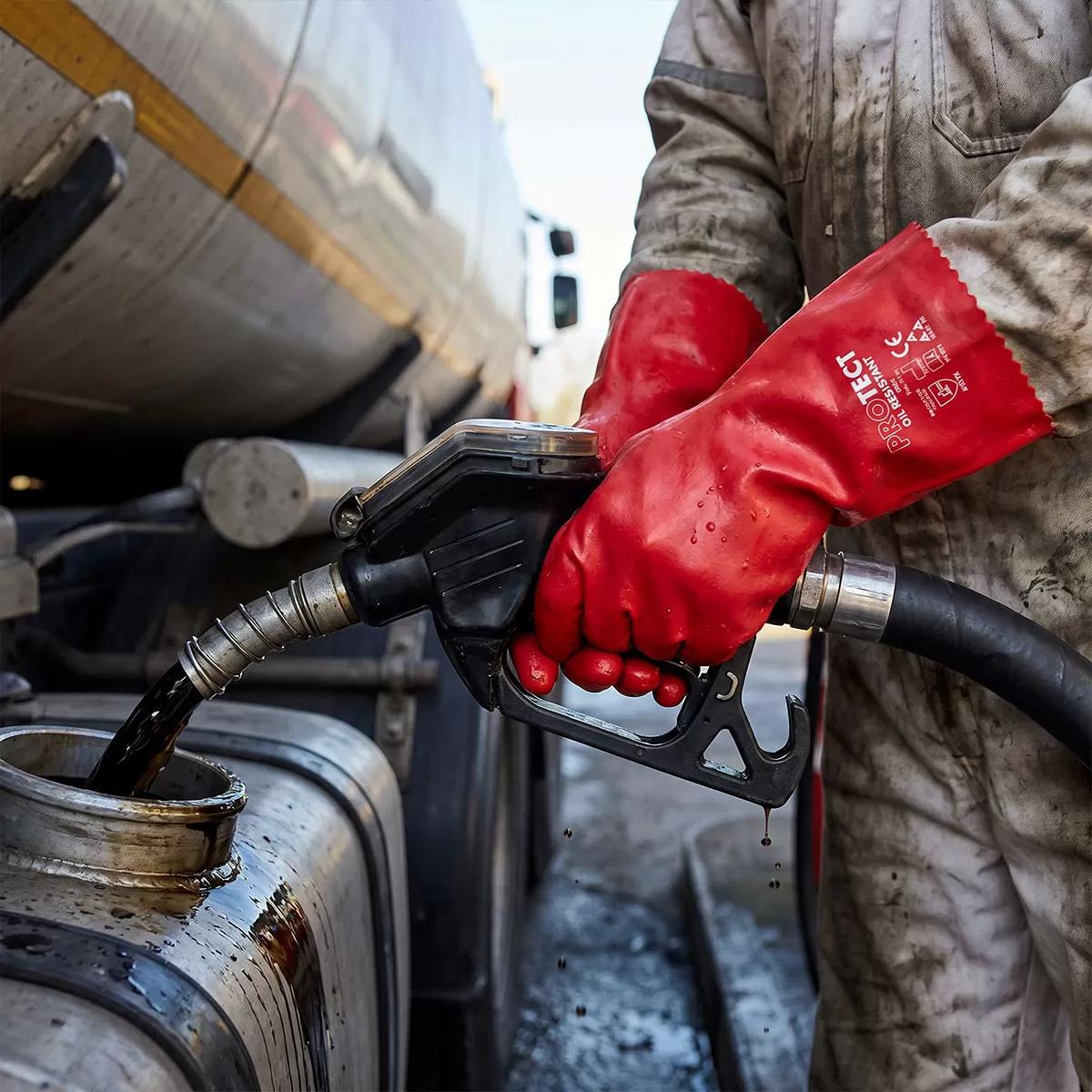 Oil resistant PVC gloves 